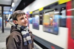Junge wartet vor einfahrender S-Bahn